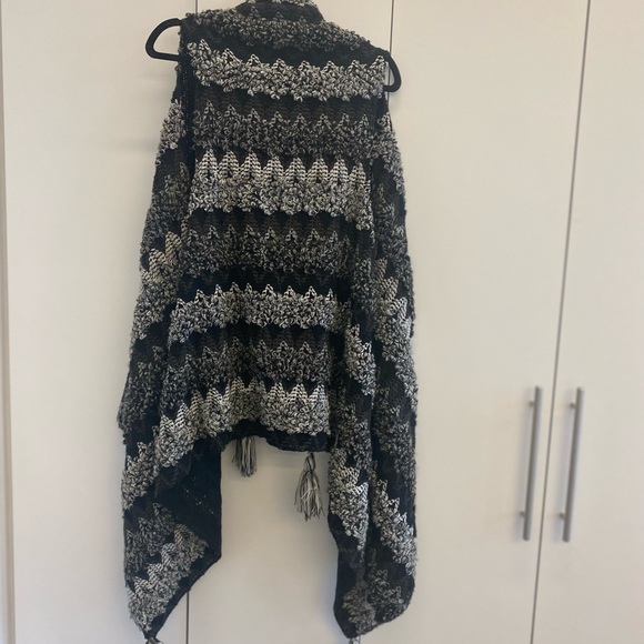 Paparazzi Vest, Wrap, Shrug, Ruana - Picture 2 of 4